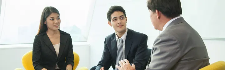 Beratungsteam im Gespräch mit einer Kundin